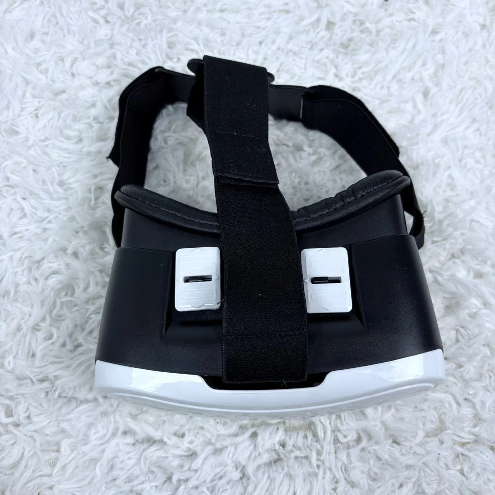 VR adjustable Headset in Black and White